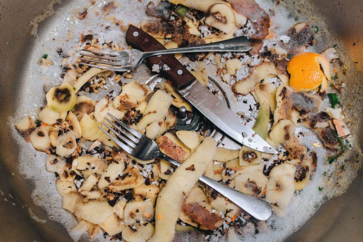 蔬菜皮倒入水槽