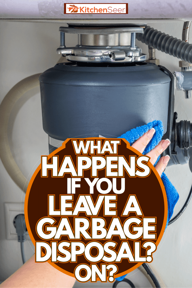 一个女人打扫垃圾处理水槽使用蓝色的布,如果你留下垃圾处理?