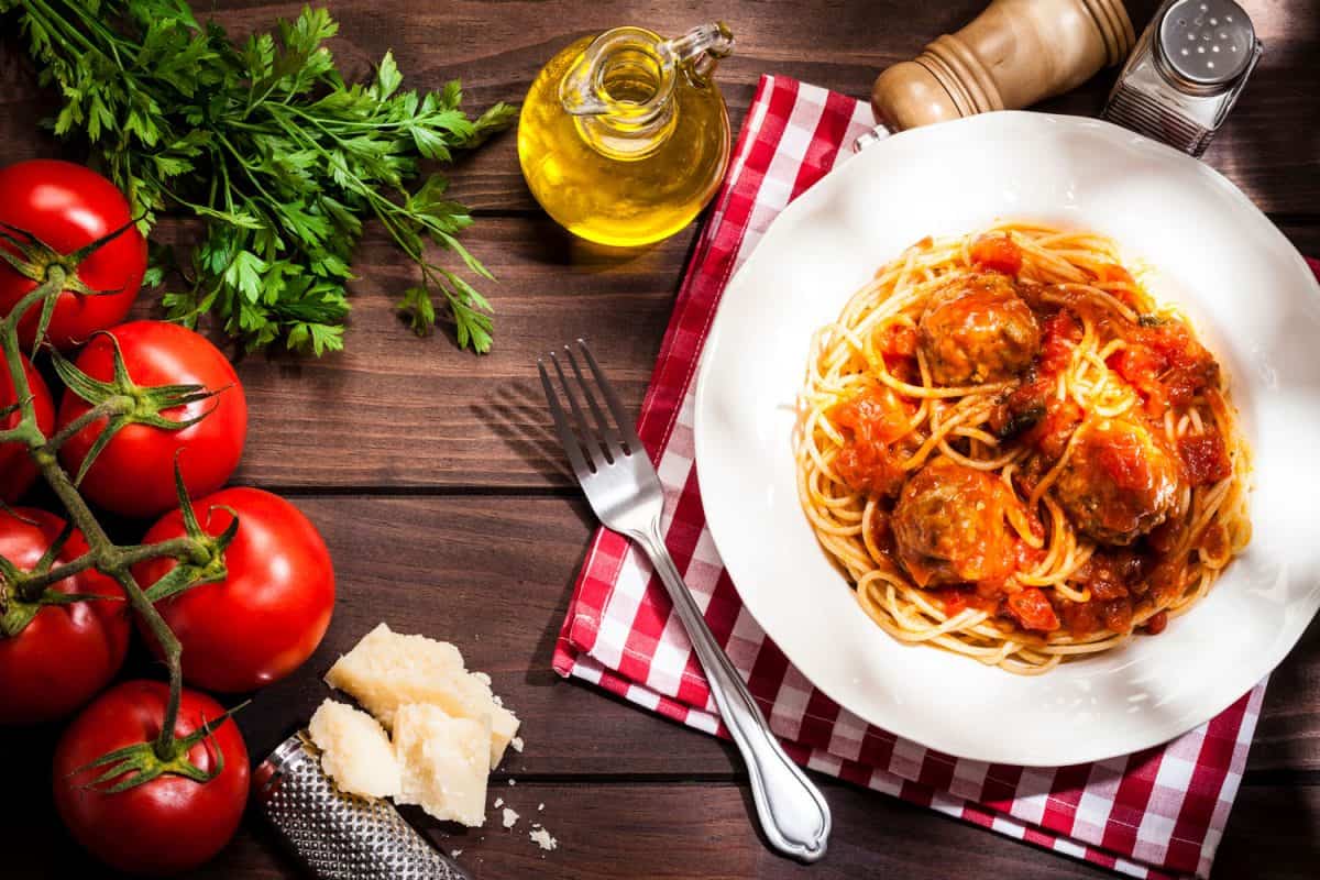 一盘肉丸意大利面食用油和西红柿