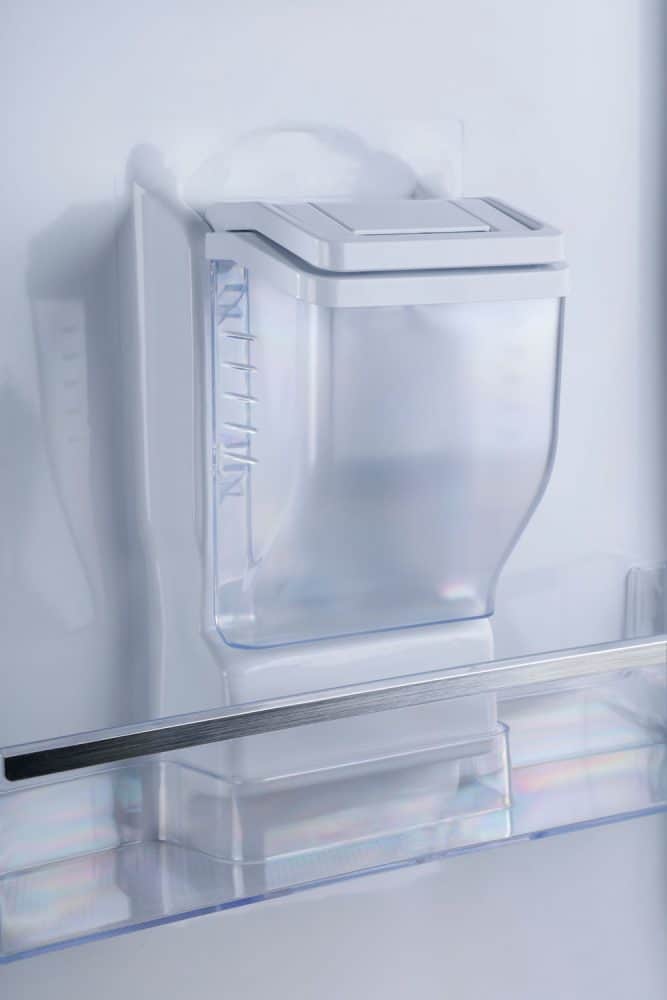 一个饮水机旁边的冰箱