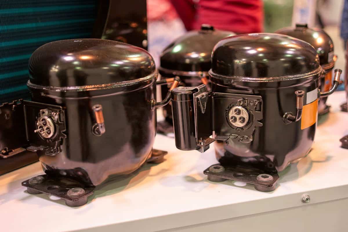 靠近黑色的冰箱压缩机。新冰箱钢汽车店。