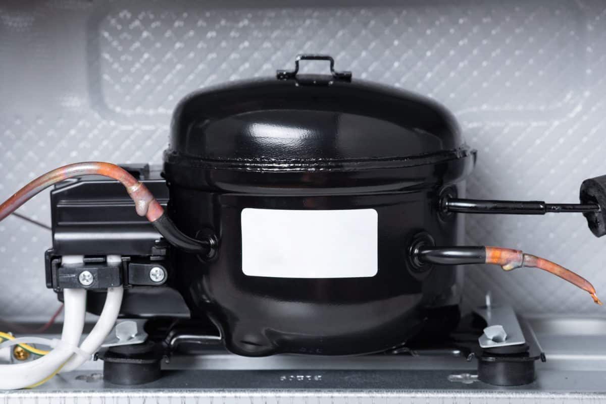 关闭冰箱压缩机安装在冰箱里。