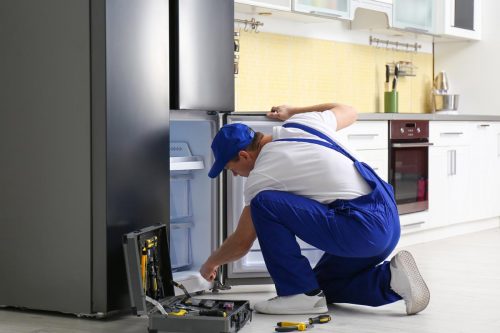 男技师修理破冰箱在厨房,冰箱内部泄漏水?雷电竞官网网址这是可能是错的