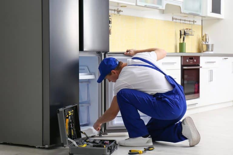 男技师修理破冰箱在厨房,冰箱内部泄漏水?雷电竞官网网址这是可能是错的