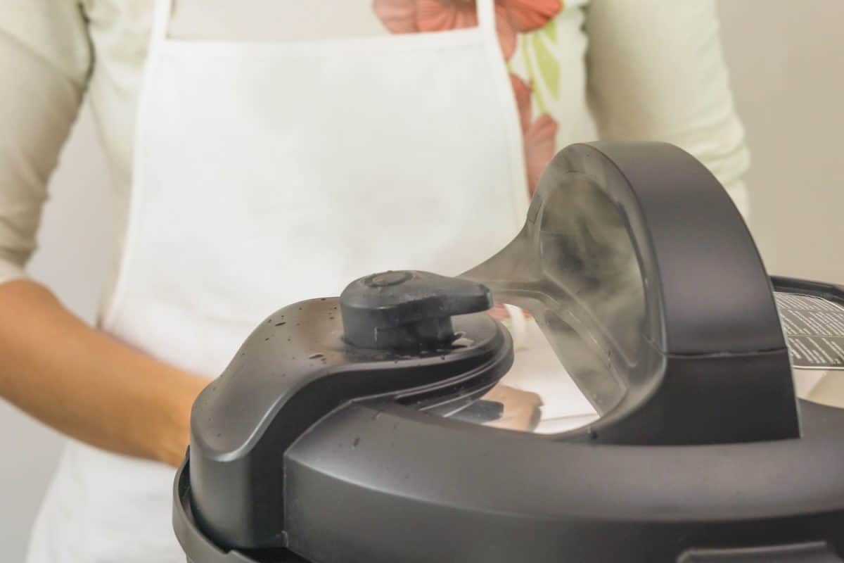 女人准备删除压力锅的帽子