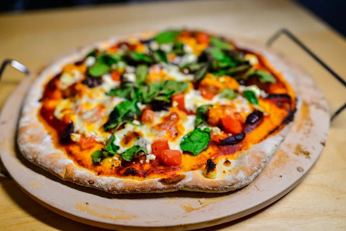 美味的披萨,奶酪和意大利辣香肠