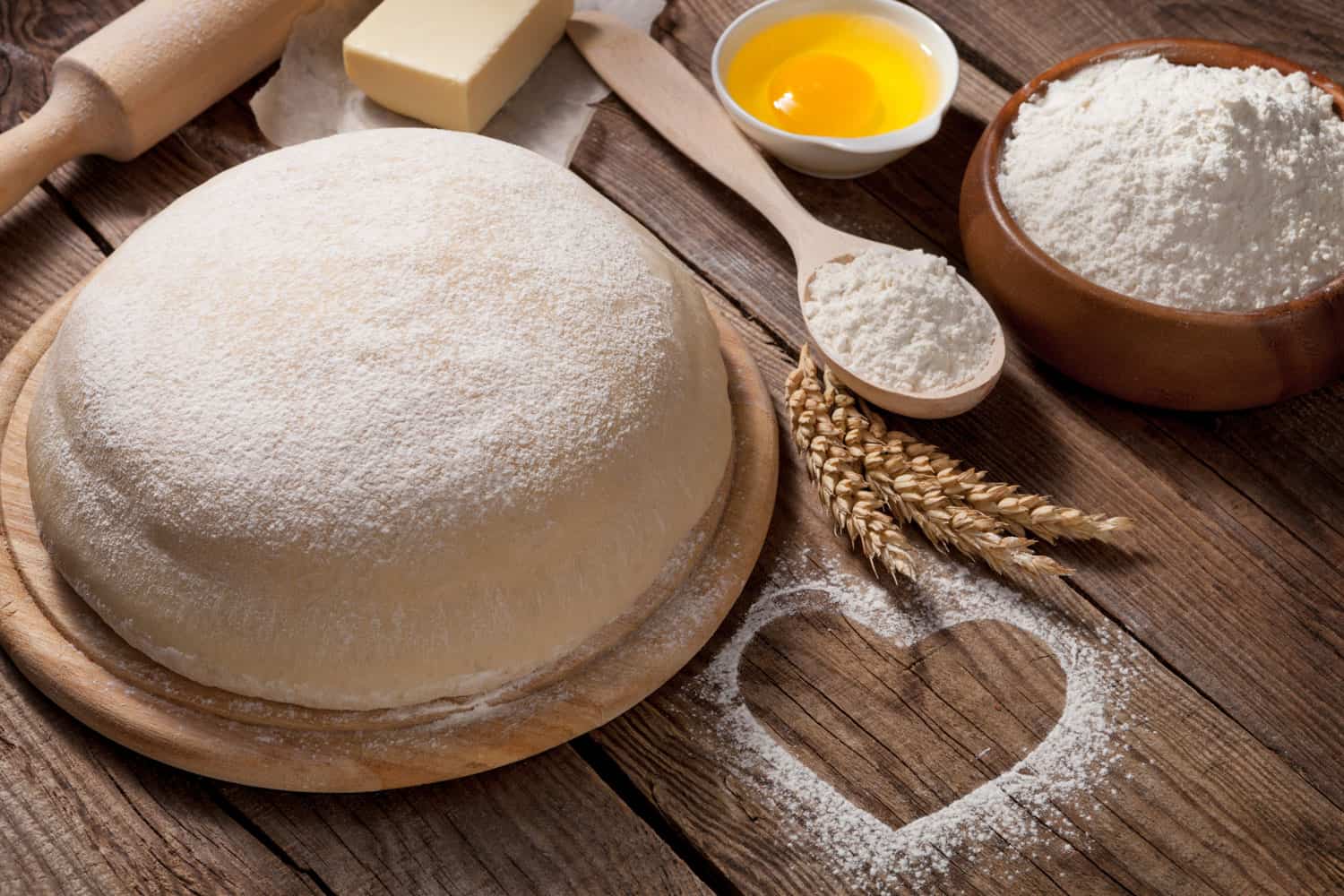 桌子上有一大堆面团