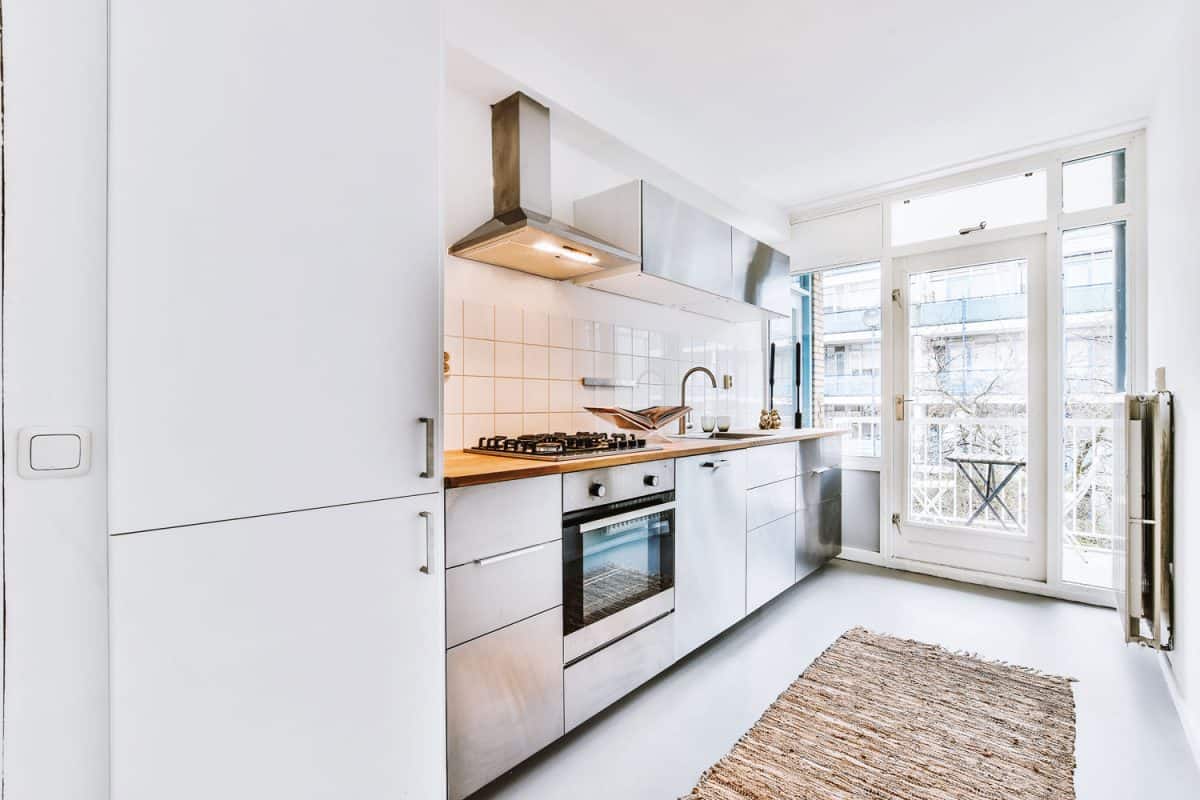 一个狭窄和明亮的厨房和一个小阳台雷电竞官网网址