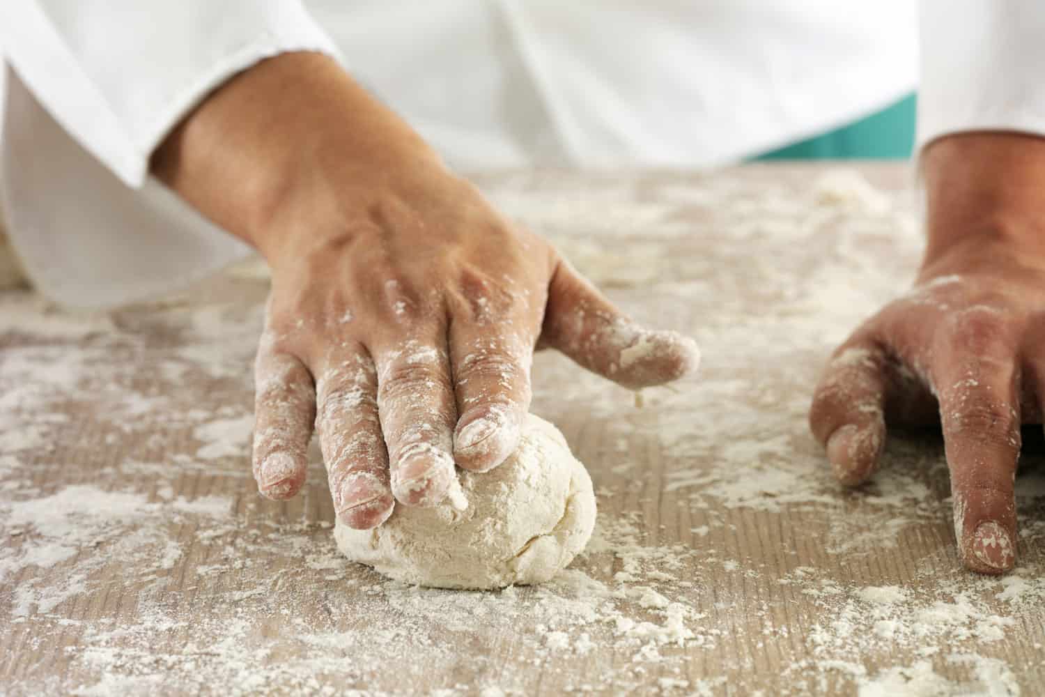 厨师在为披萨做面团