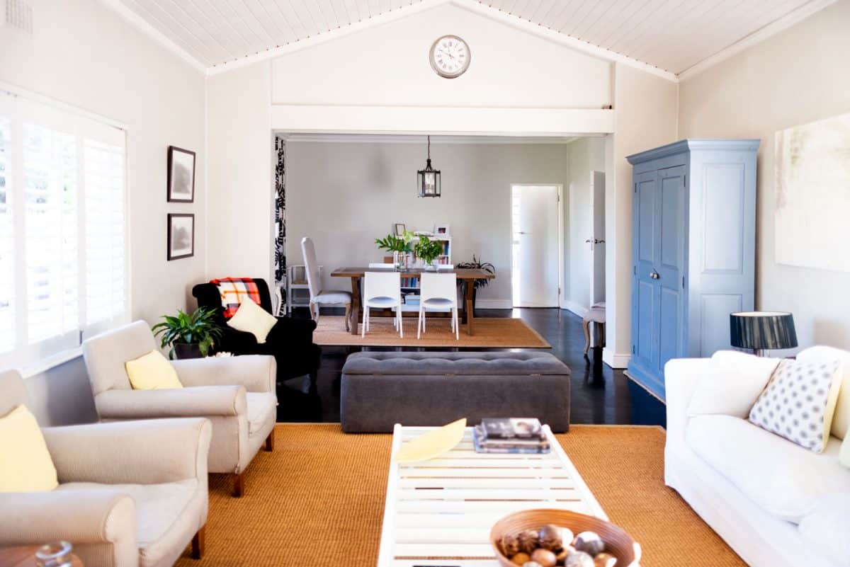 当代室内客厅的舒服的沙发和扶手椅的拱形天花板