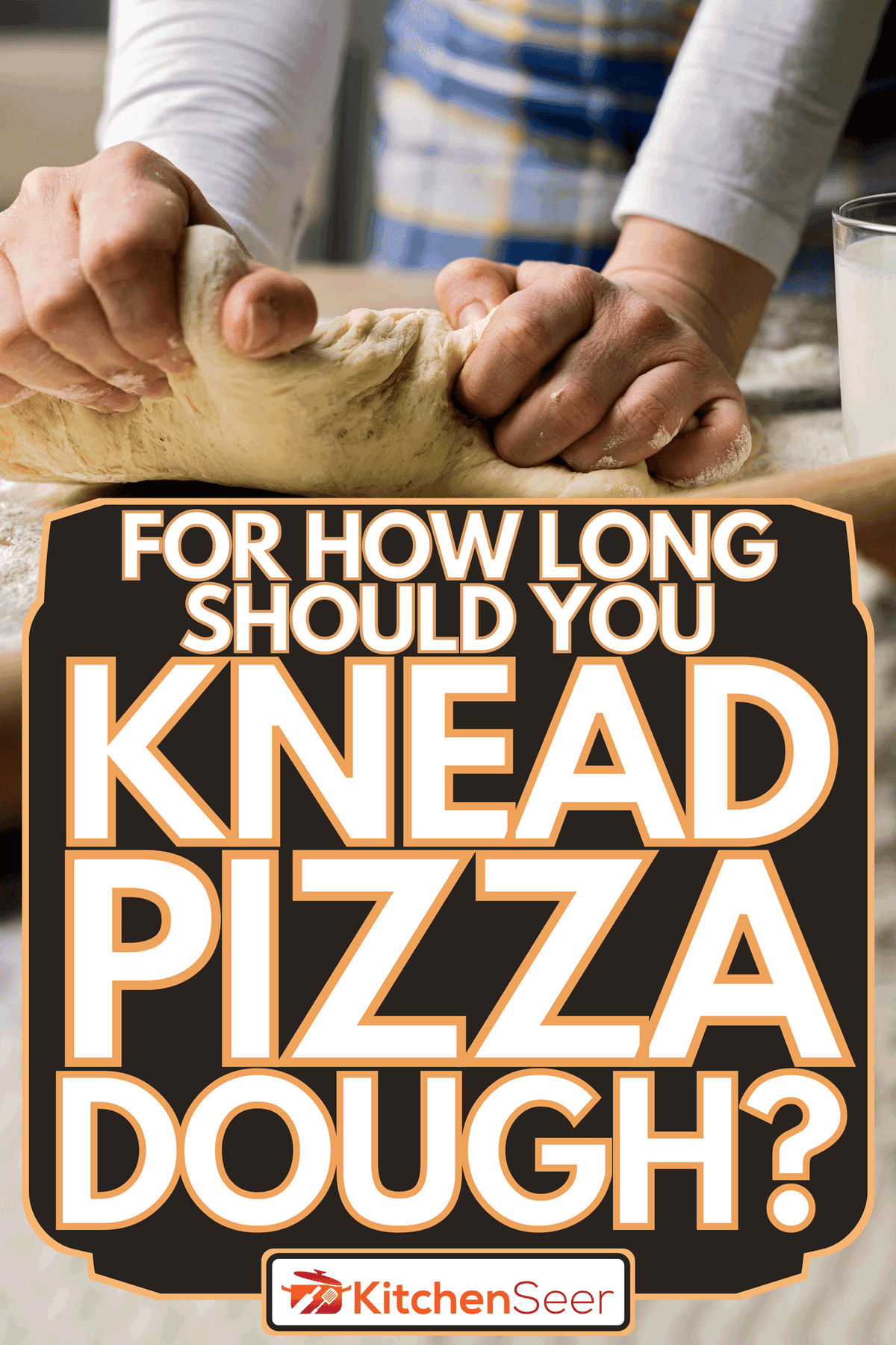 女人使面团从面粉、牛奶和鸡蛋在木桌上,你应该揉匹萨面团多长时间?