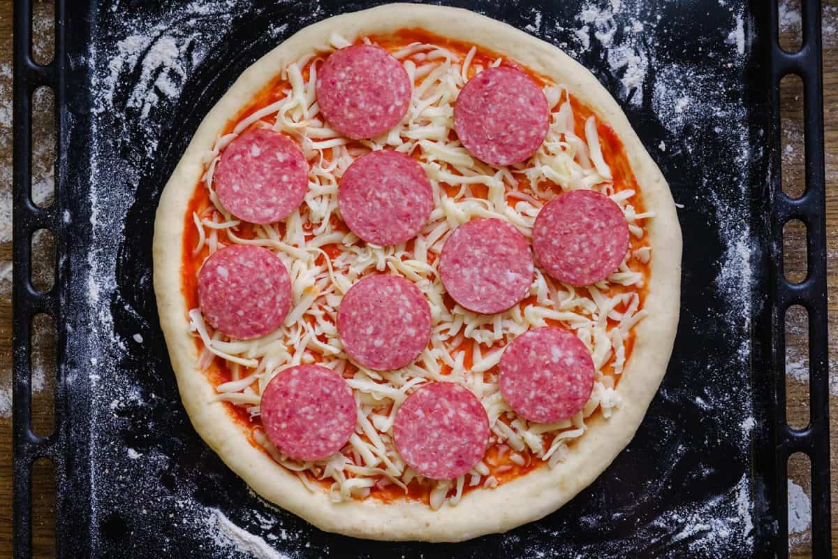 新鲜的意大利生披萨