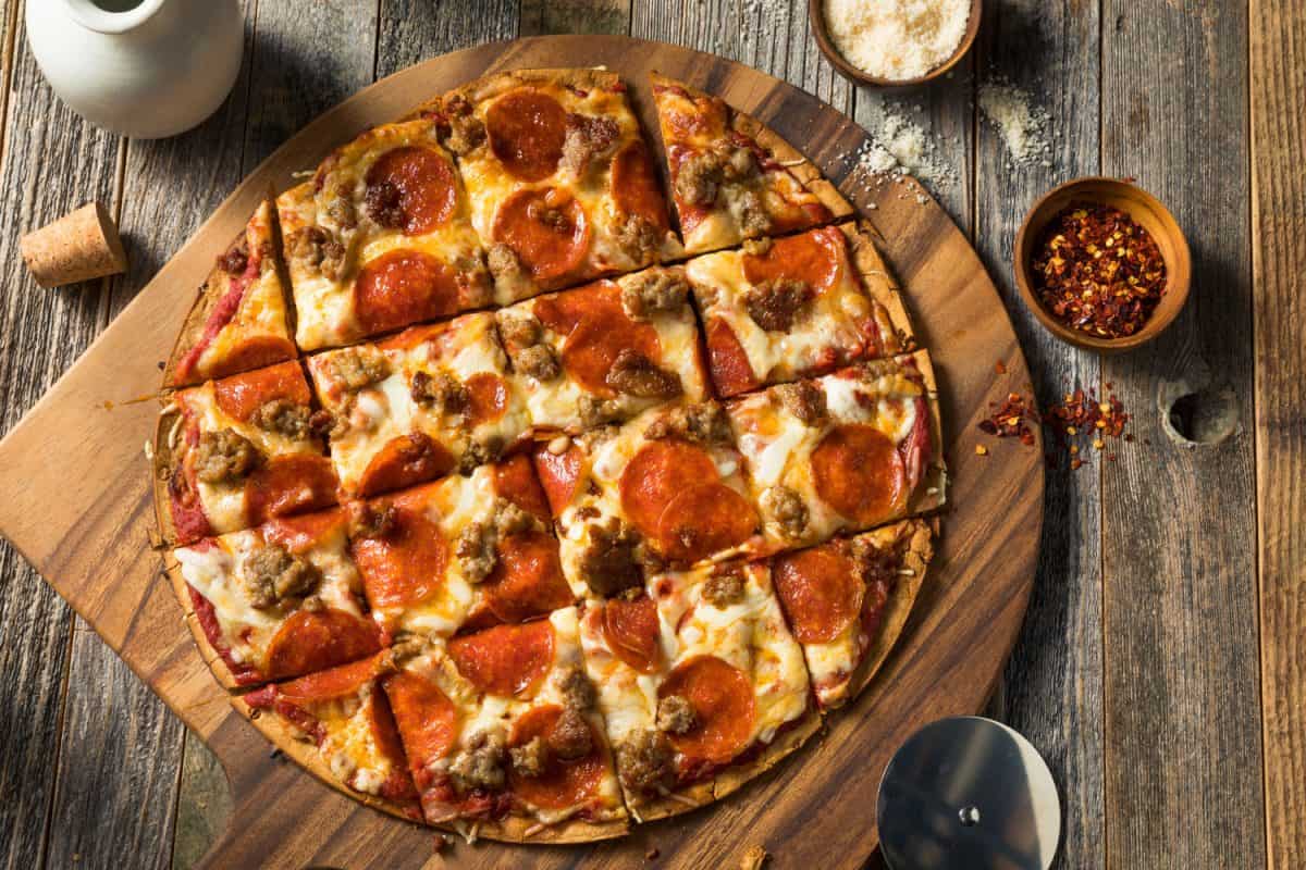 自制的圣路易斯风味辣味香肠奶酪披萨