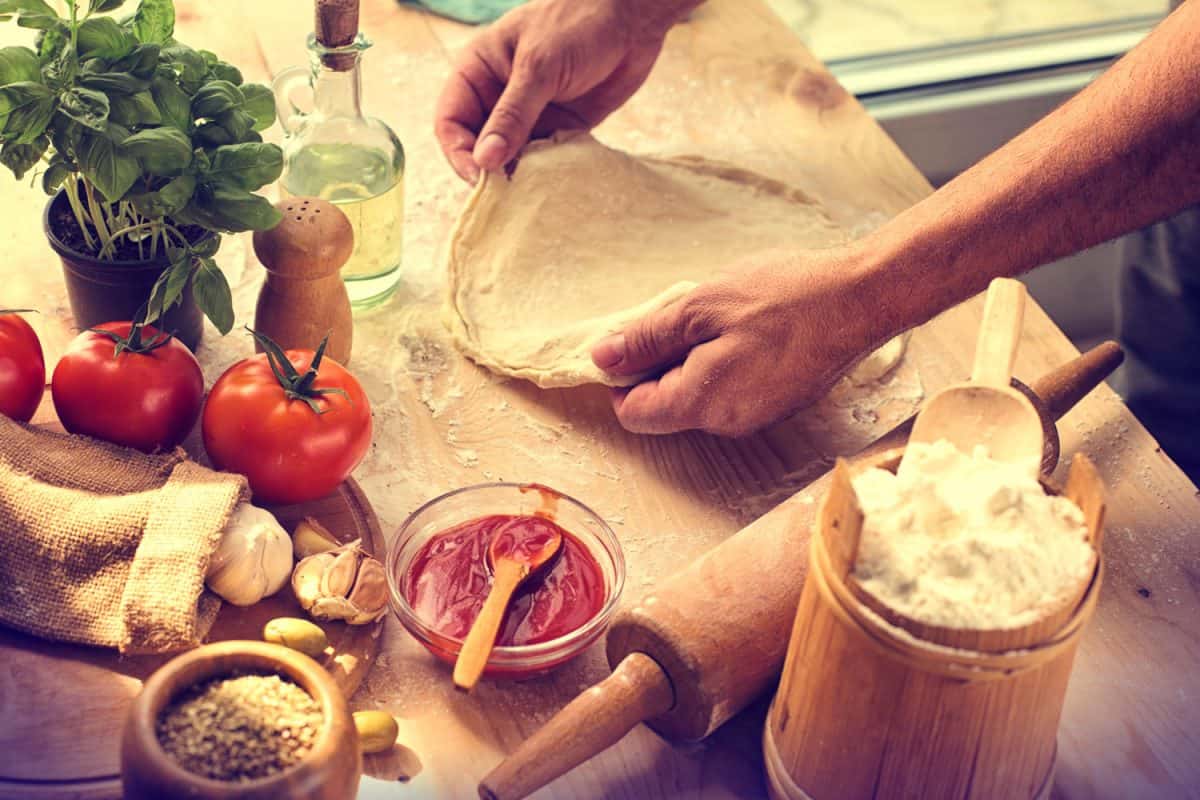 人做匹萨在他的厨房里雷电竞官网网址