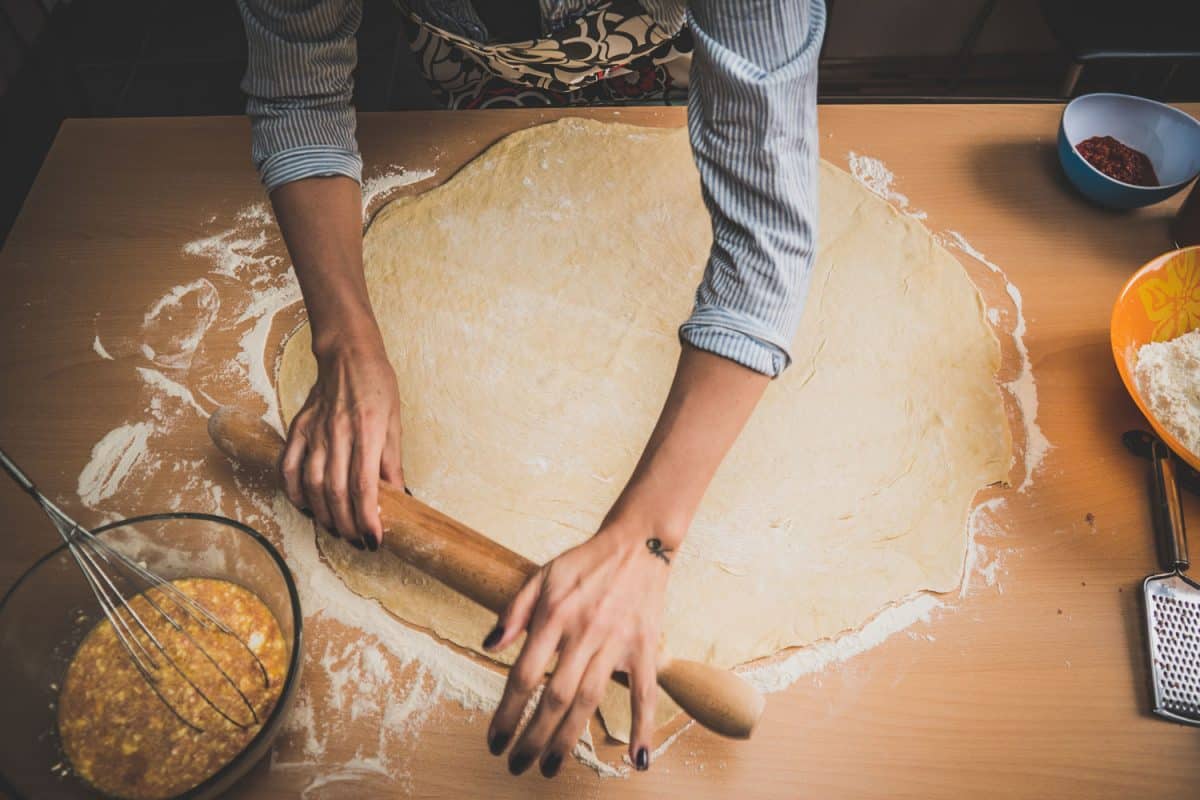 贝克的照片和擀面杖揉面手工卷