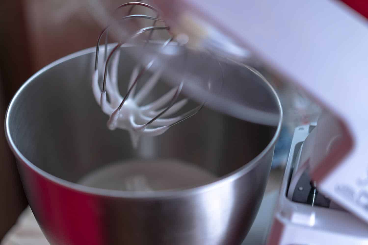 按下混合器盖打开按钮