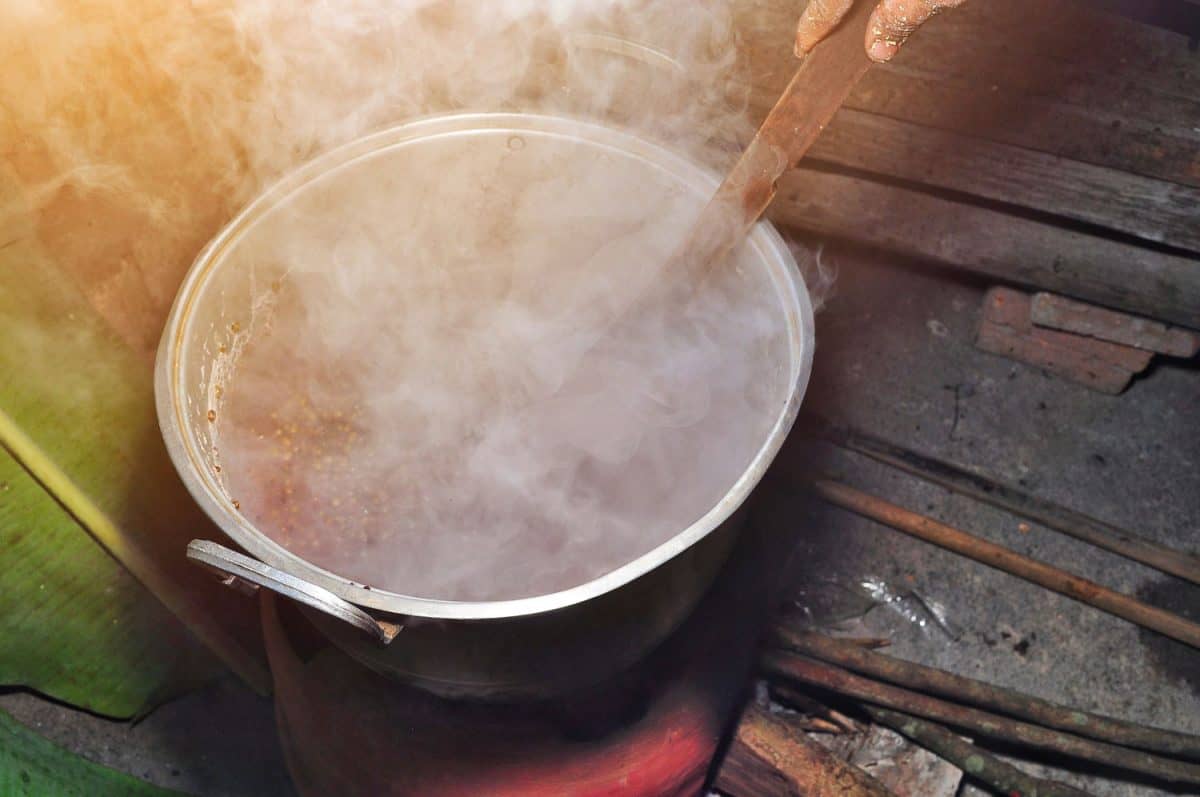 农村厨房使用雷电竞官网网址木材燃料做饭。