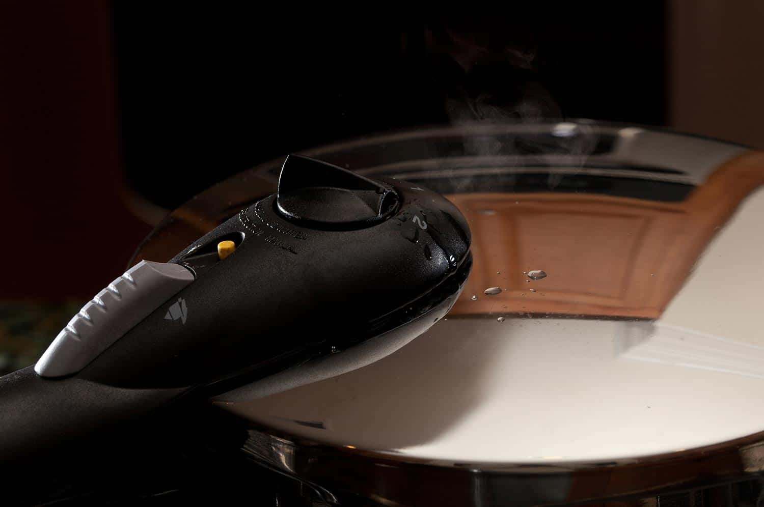 蒸汽逃离高压锅的盖子