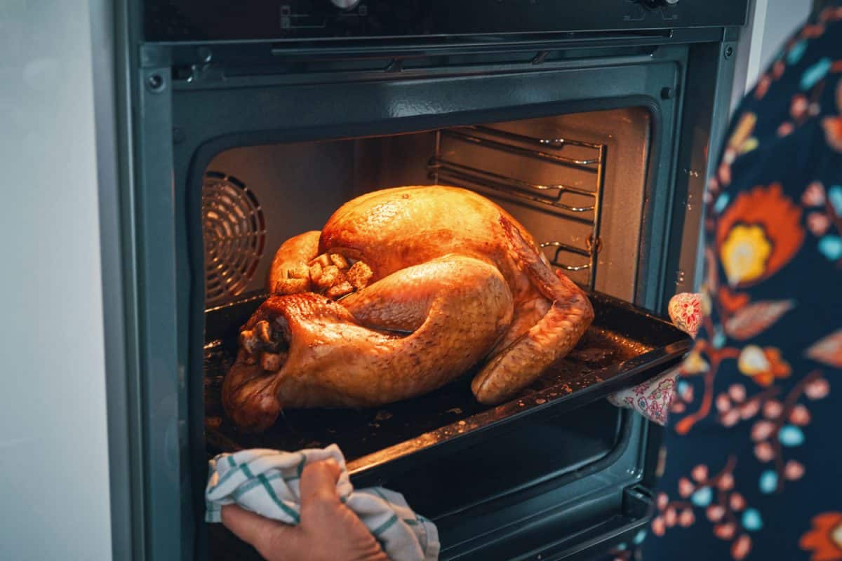 在厨房用烤炉烤鸡雷电竞官网网址