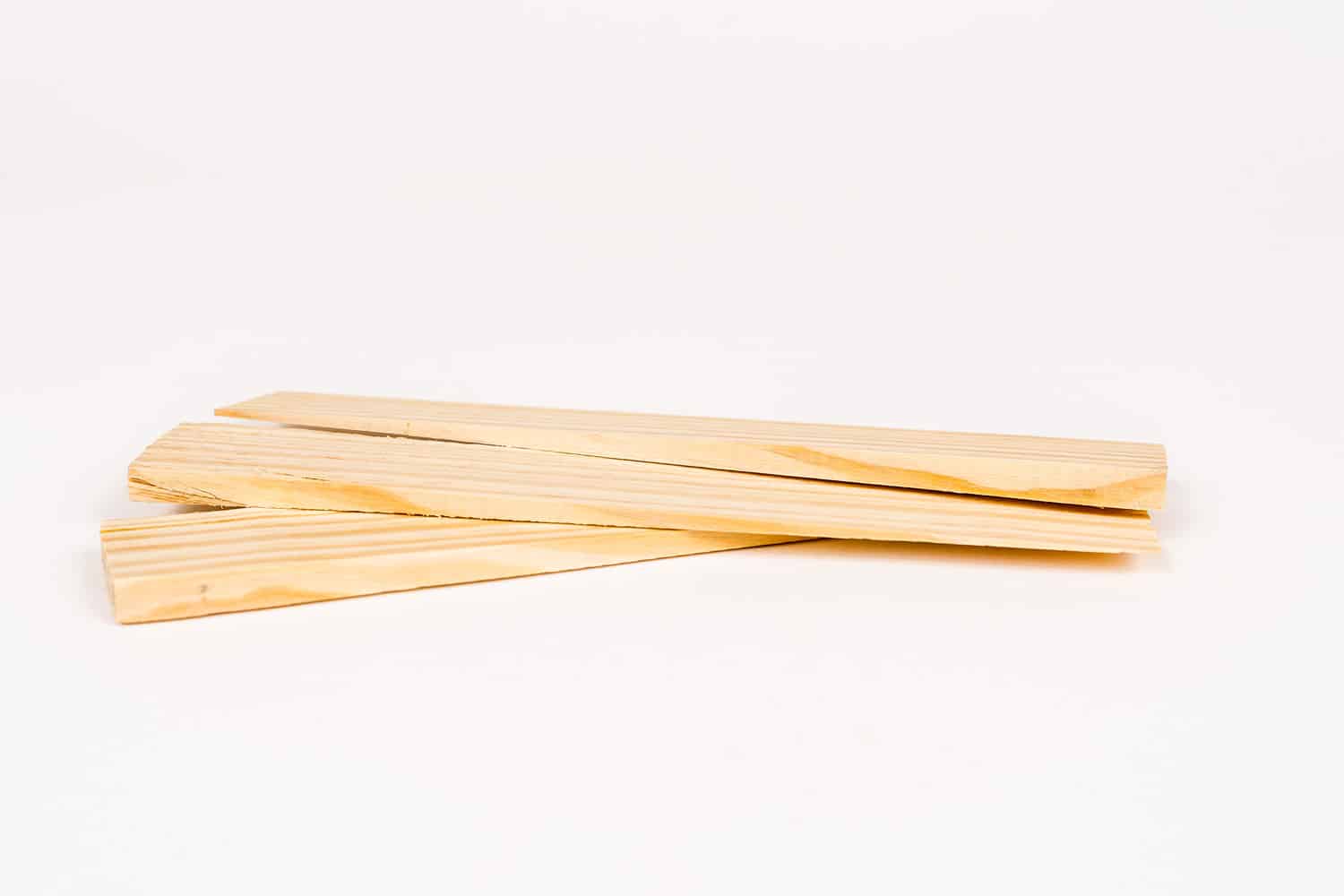 三个小栈木垫片在白色的背景