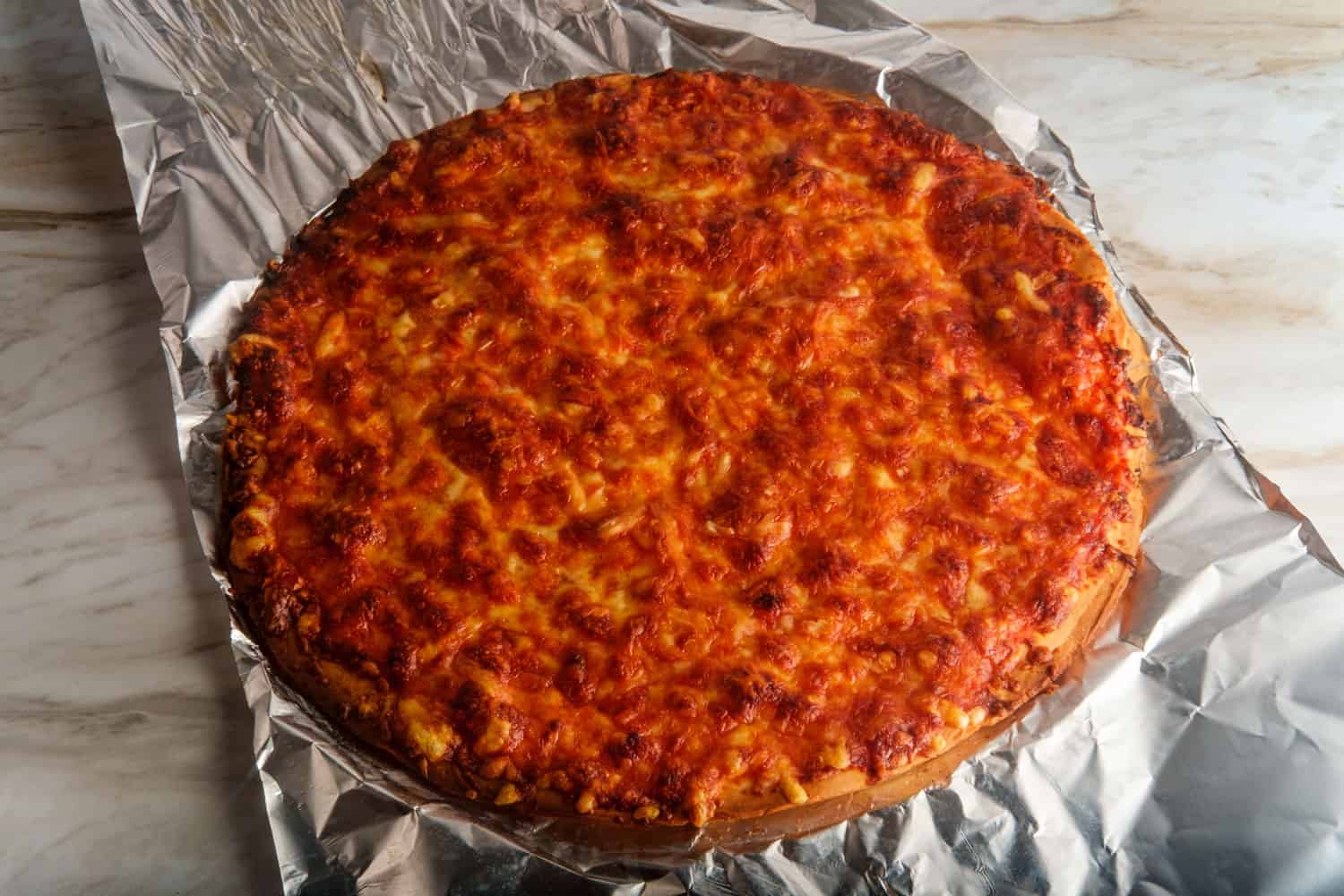 锡箔Unsliced脆纽约风格的披萨饼