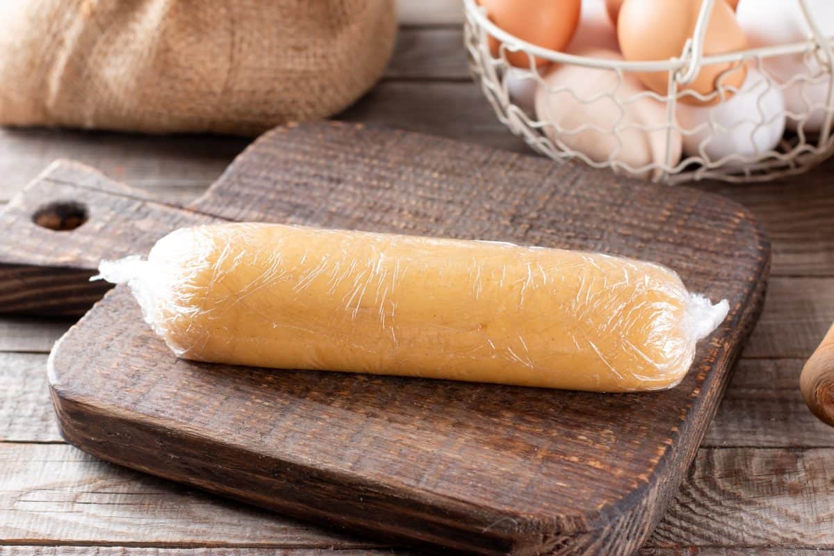 生面团切成段的木桌上。做糕点。冷冻面团