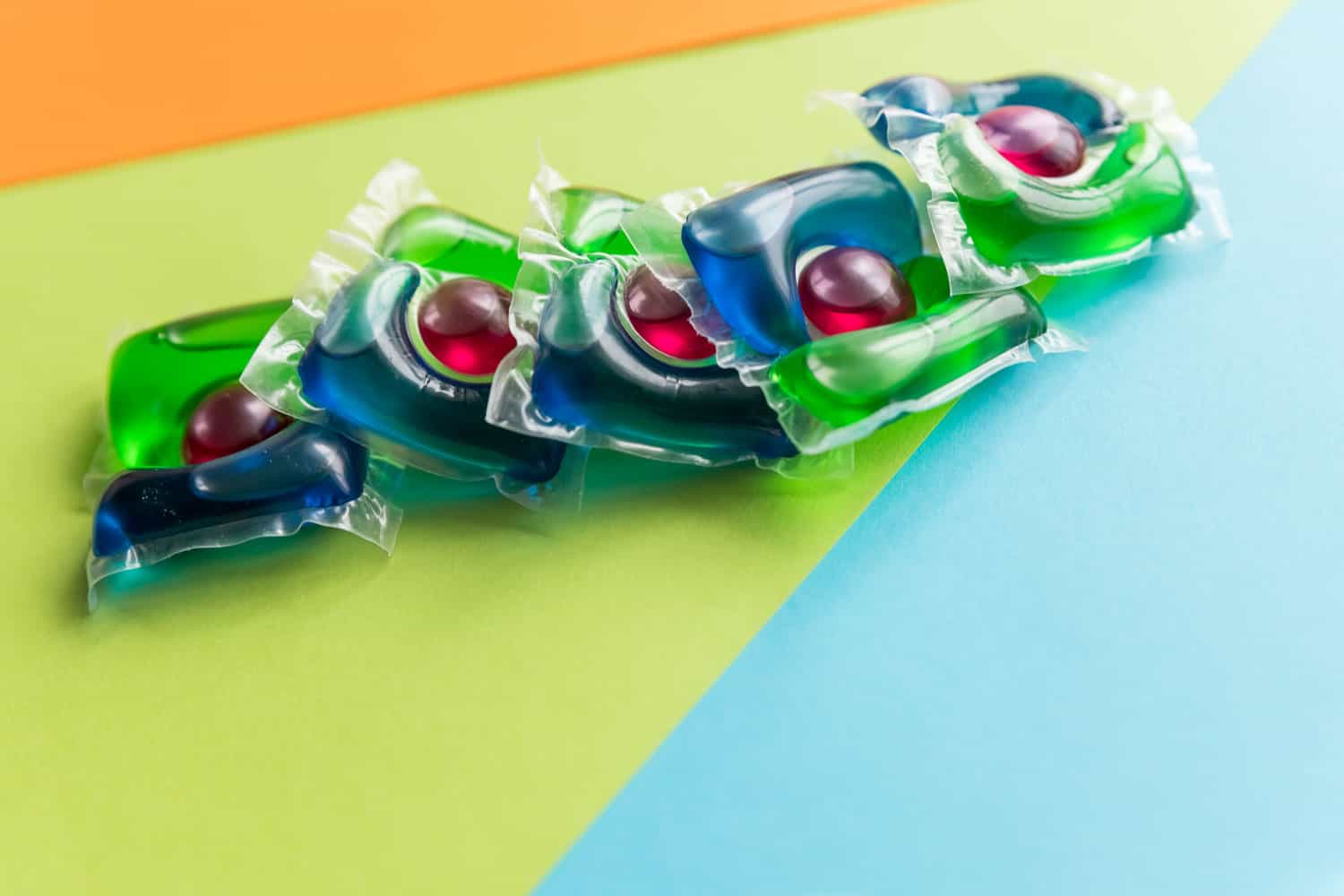 洗舱在明亮的背景