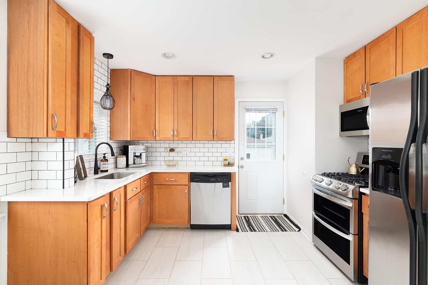 一个明亮的厨房木橱雷电竞官网网址柜