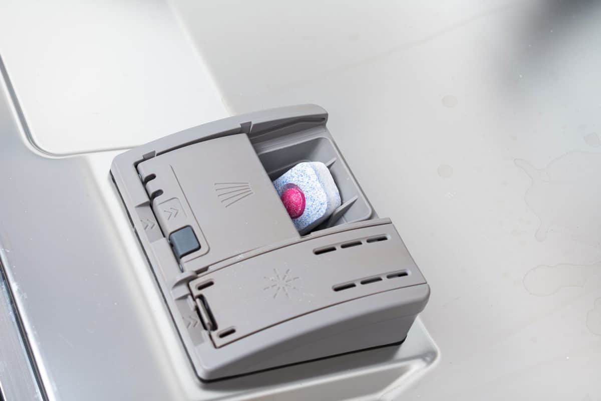 放置在洗碗机洗涤剂进气口上的洗涤剂球