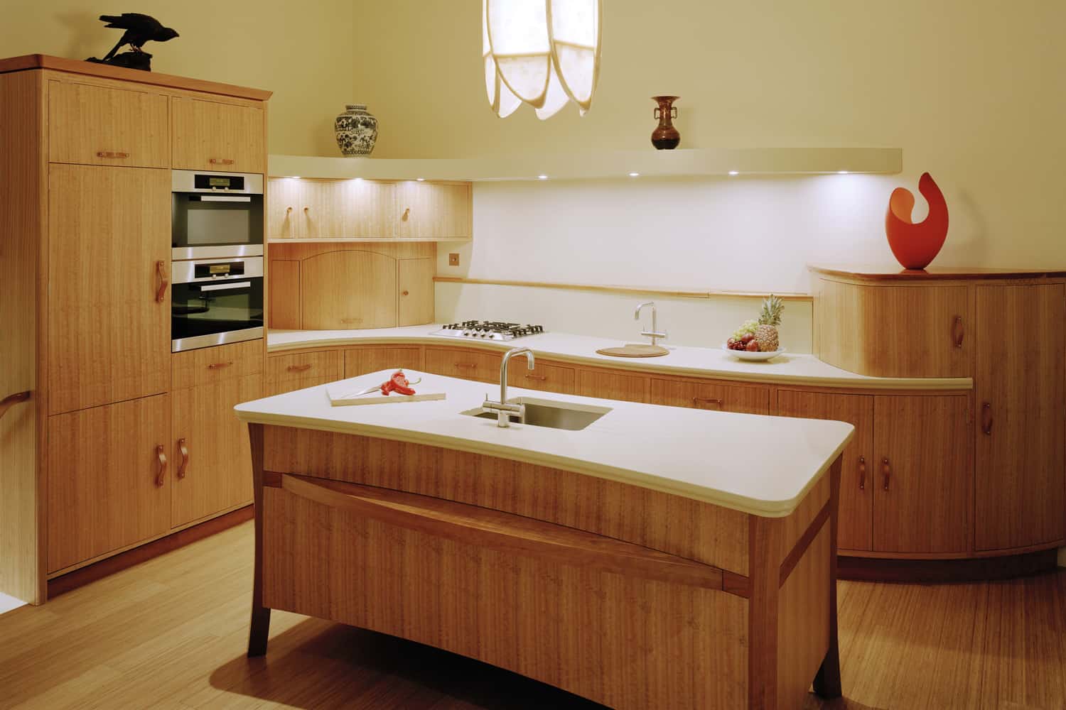 维多利亚式豪宅中的豪华定制厨房。雷电竞官网网址