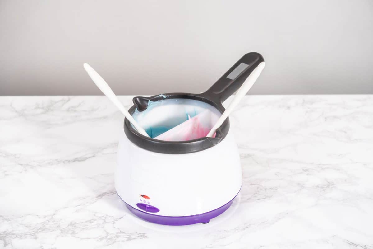 满满一大熔炉的不同颜色的糖果