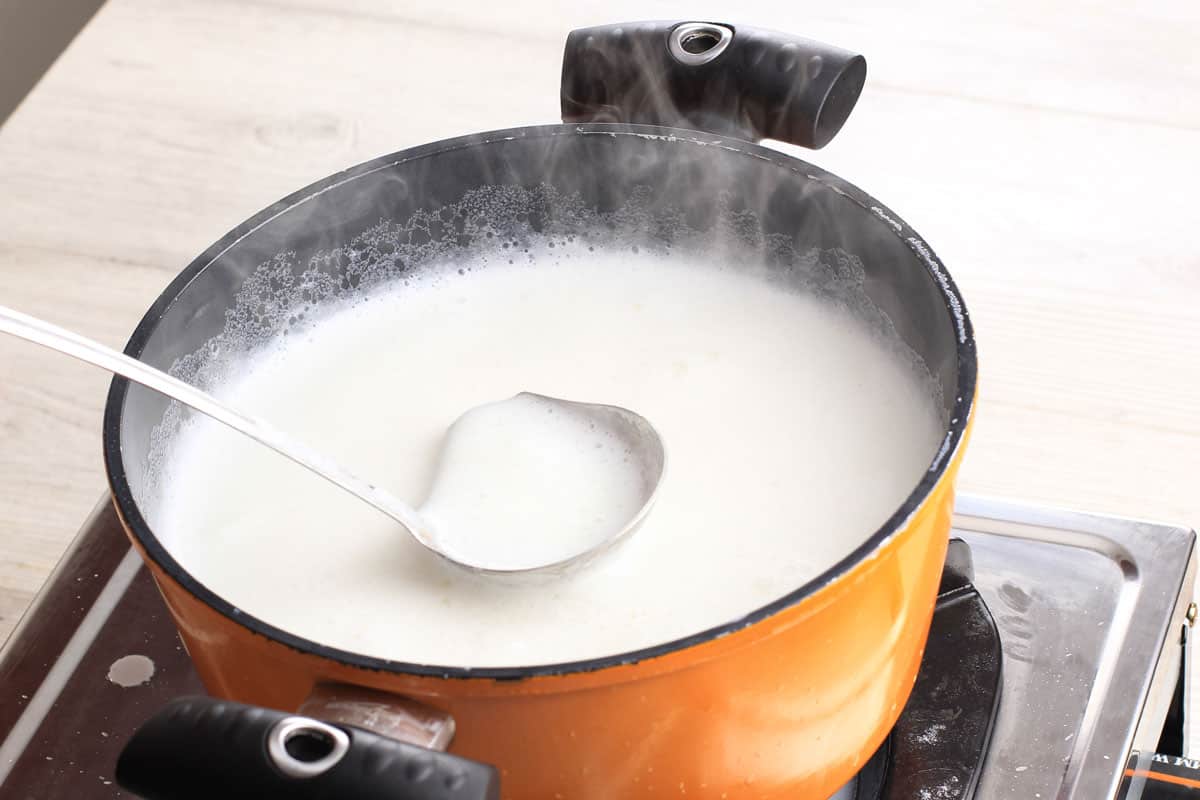 制作美味果冻布丁的过程，首先是煮沸的牛奶