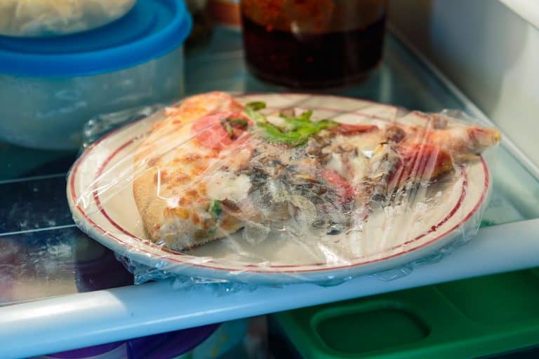 一片披萨的保鲜膜在上班的ator, Can You Keep Frozen Pizza In The Fridge [And For How Long]?