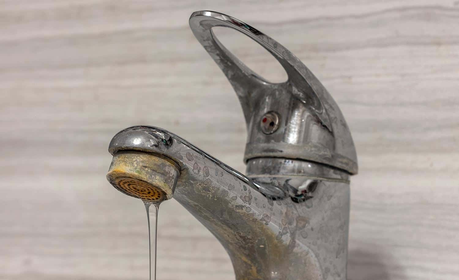 薄的硬水流从一个老利用通风装置