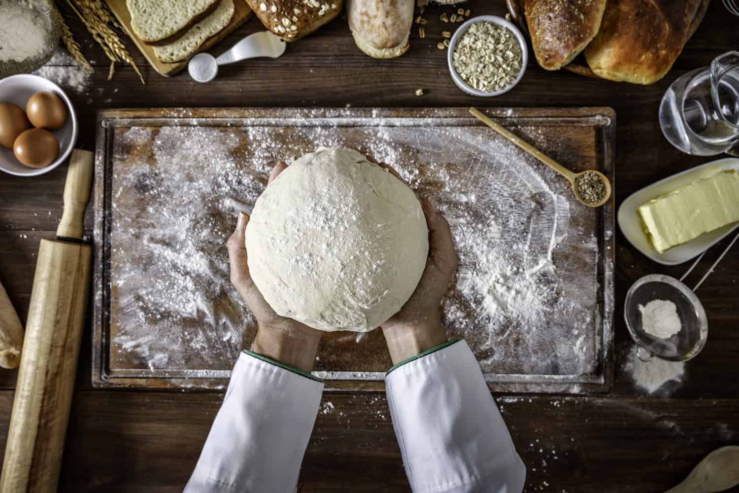 工匠师傅的手揉面。