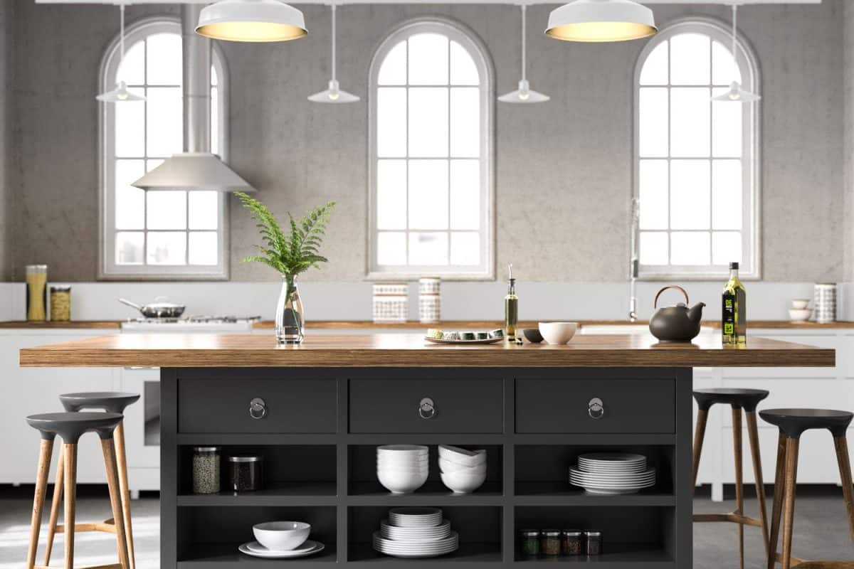 黑漆木制抽屉和橱柜下早餐酒吧台面由硬木