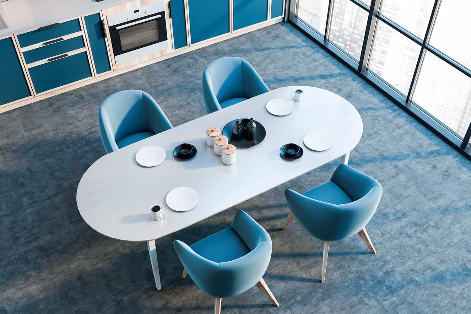 蓝色的台面雷竞技官网rb，白色的餐桌，蓝色的扶手椅雷竞技下载app官网