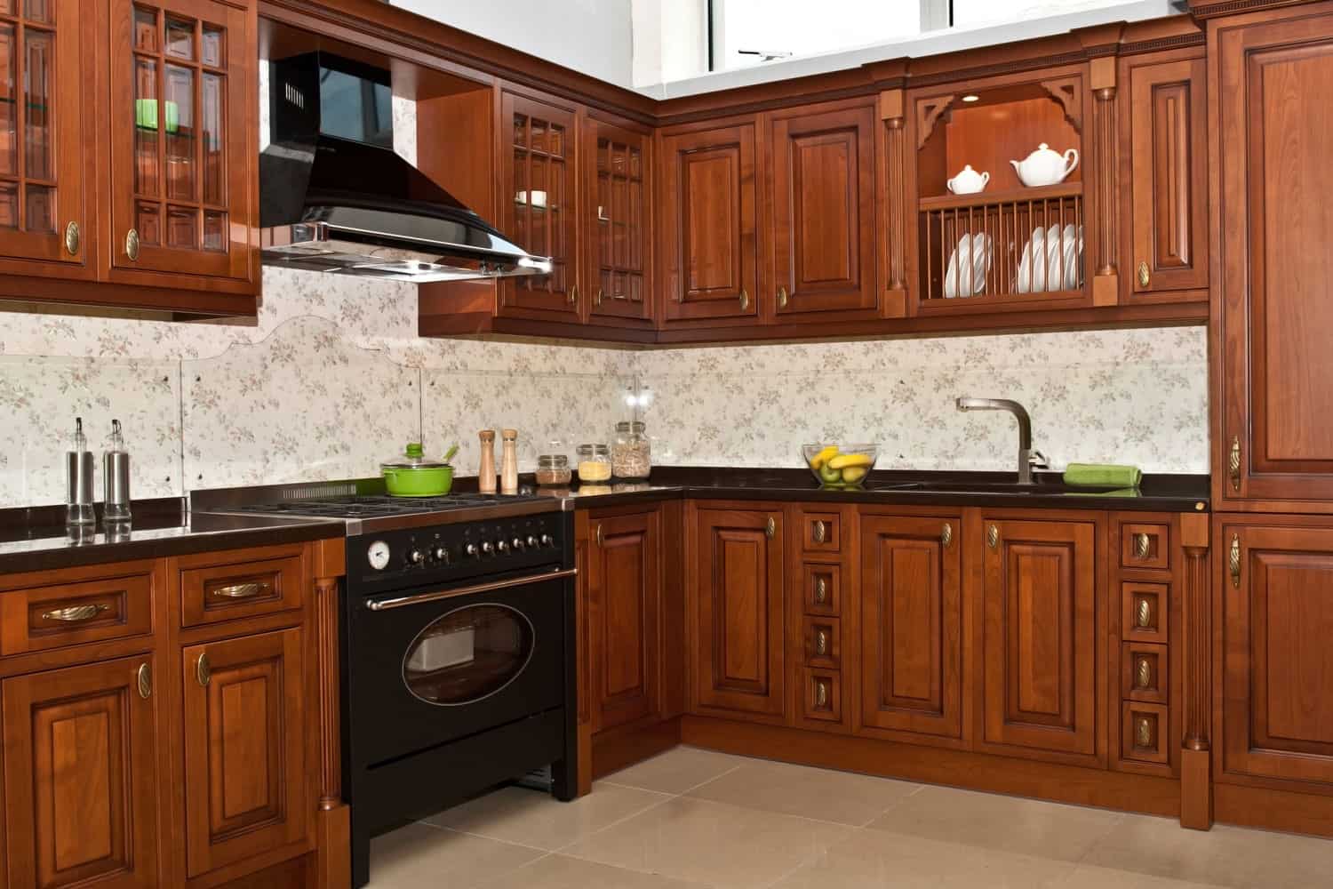 布朗的组合橱柜和黑色不锈钢电器雷电竞官网网址