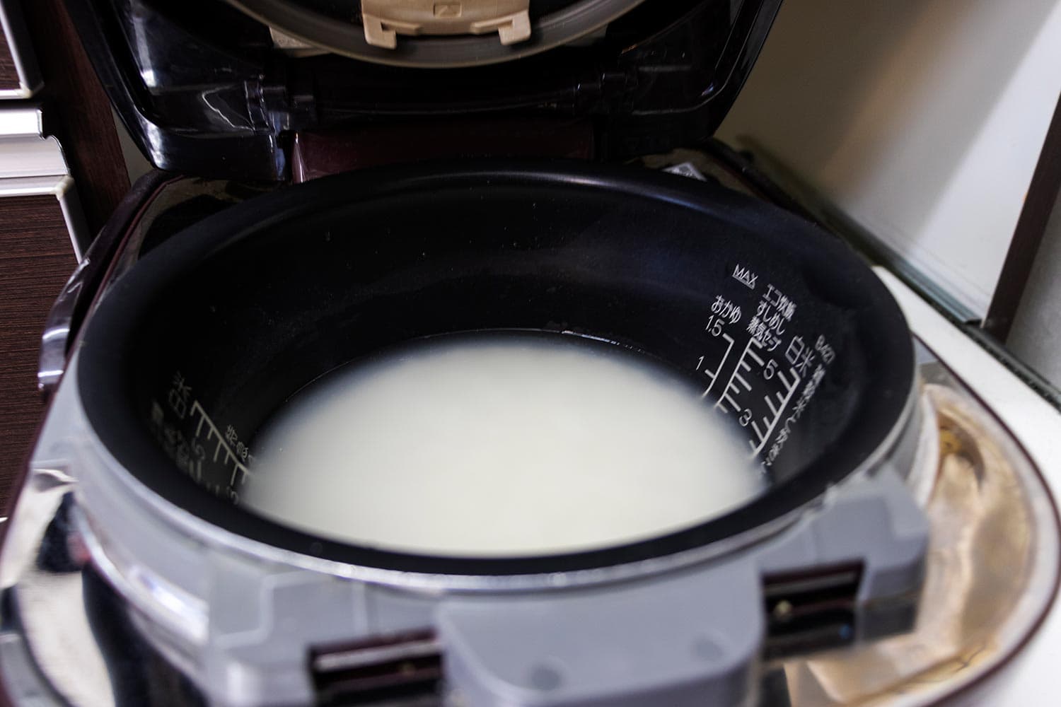 用电饭煲煮米饭