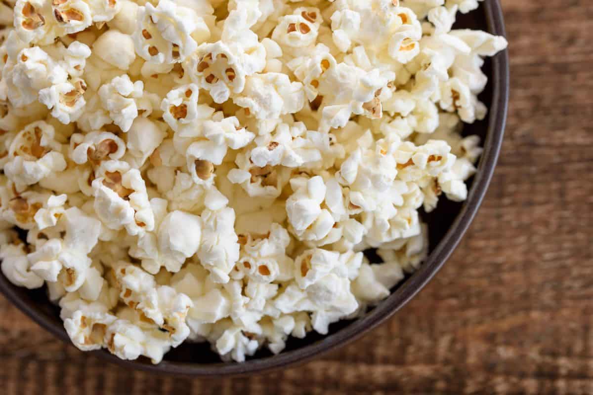 在用餐区用碗里煮爆米花雷竞技下载app官网＂width=