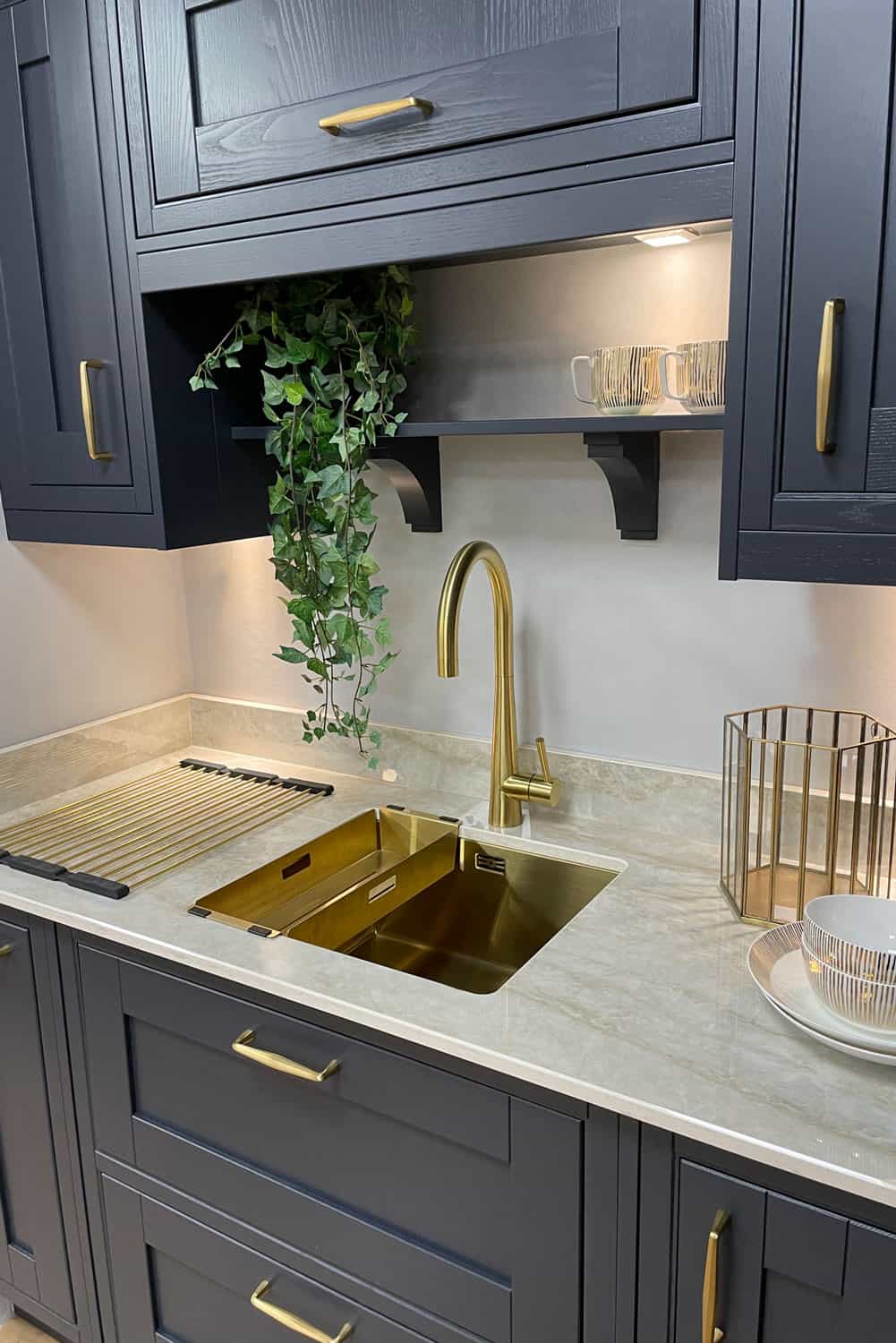 冷色海军蓝色的厨柜雷电竞官网网址