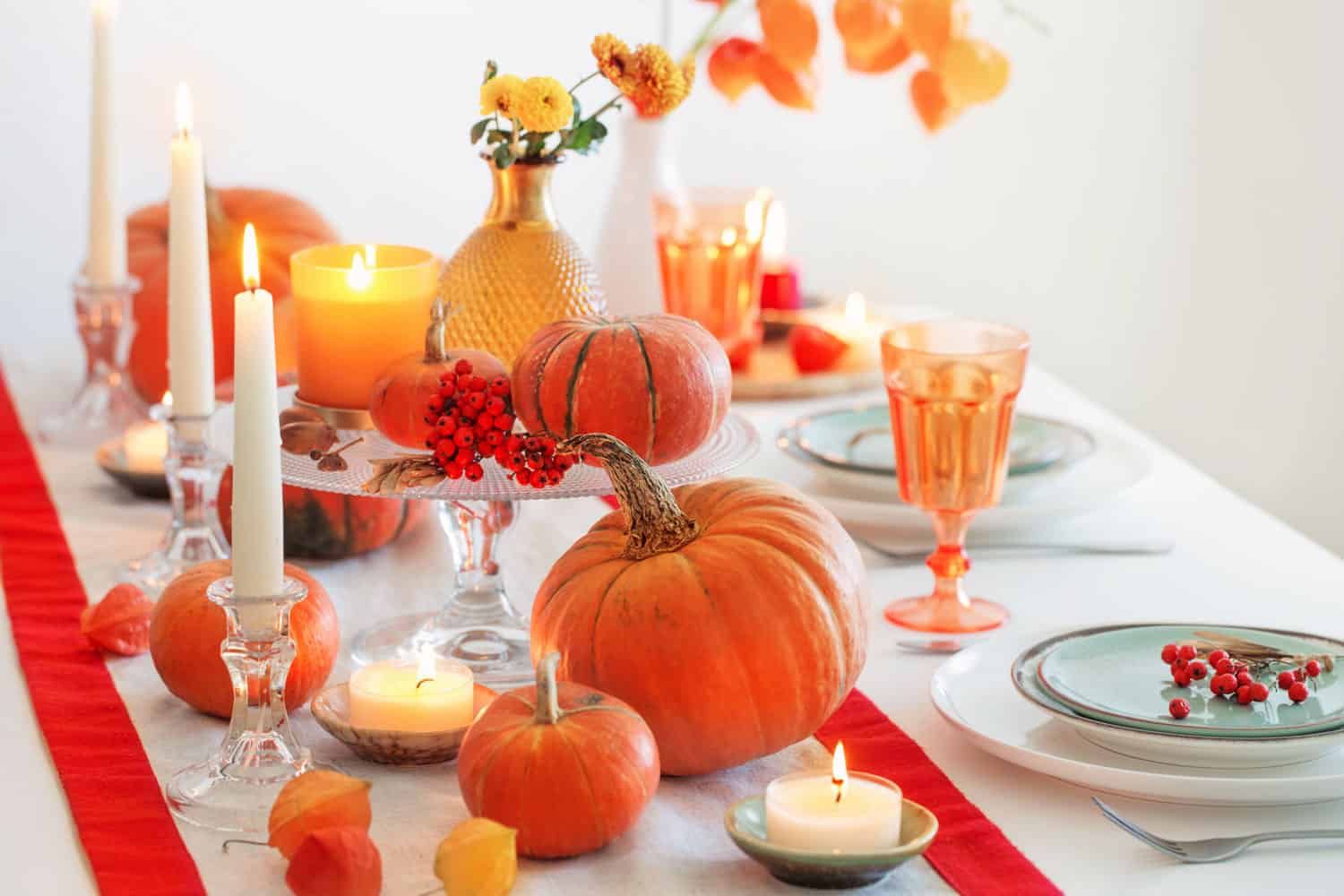 雷竞技下载app官网餐桌上摆放着万圣节的节日装饰