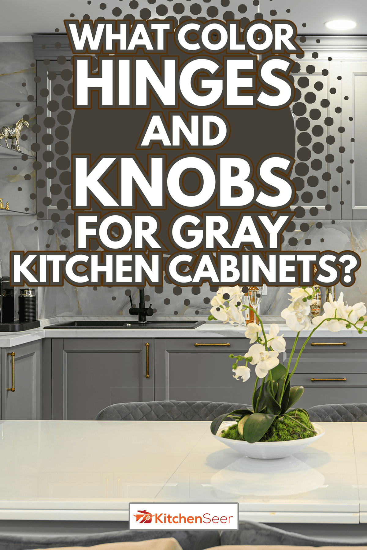 灰色和白色的当代经典厨房内部，餐桌设计在现代风格，正面视图-灰色厨房橱柜雷电竞官网网址的铰链和旋钮是什么颜色雷竞技下载app官网