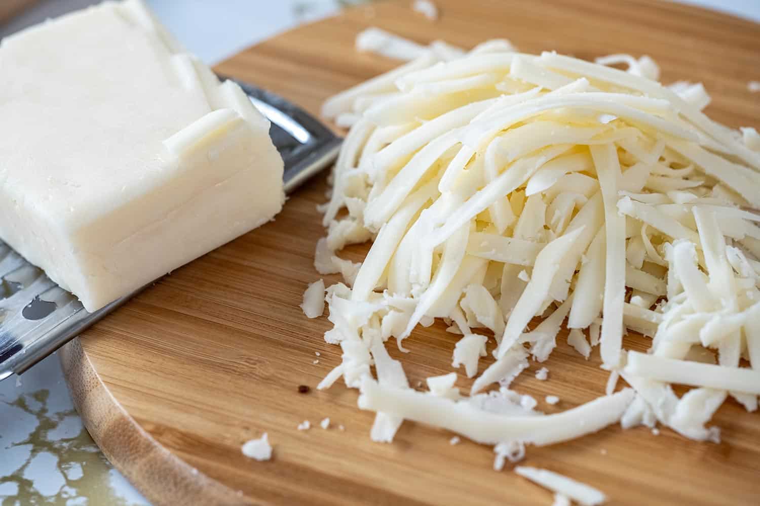 用磨丝器磨碎切达干酪