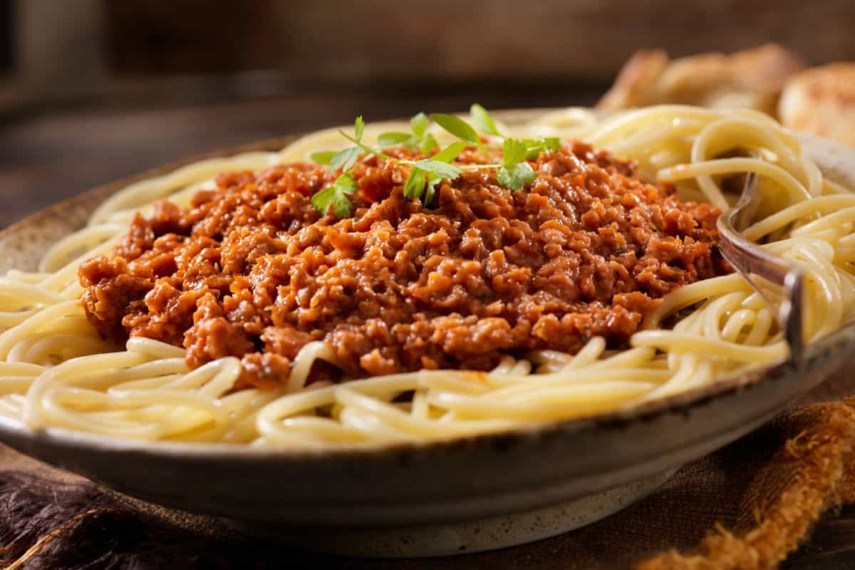 意大利面用的碎猪肉，上面撒上新鲜的欧芹