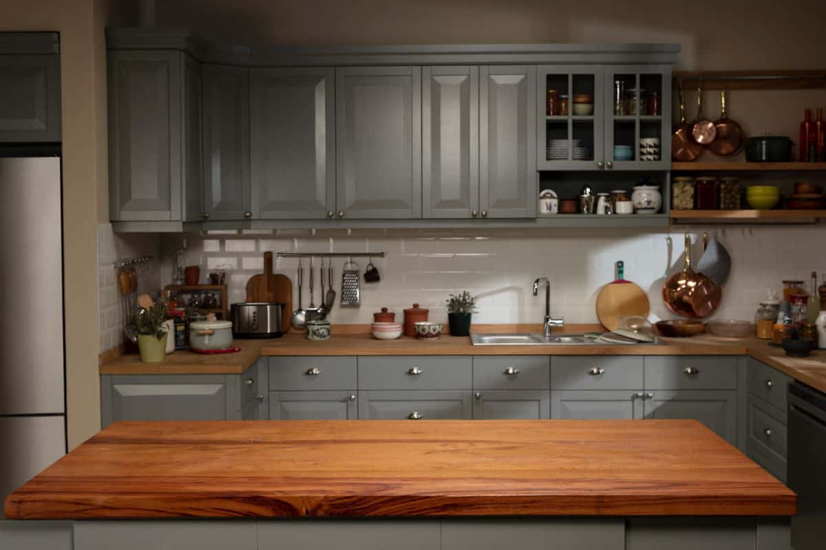 硬木灶台上的早餐酒吧,与灰色的橱柜,橱柜