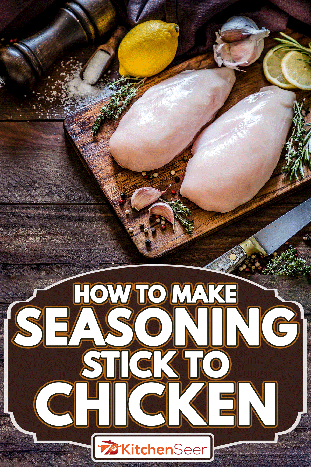 俯视图:砧板上的两个鸡胸肉，周围环绕着各种调味料，如何让调味料粘在鸡肉上