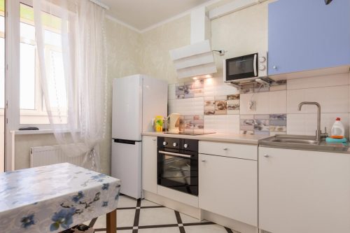 阅读更多关于冰箱可以下一条炉子或烤箱吗?,有多近