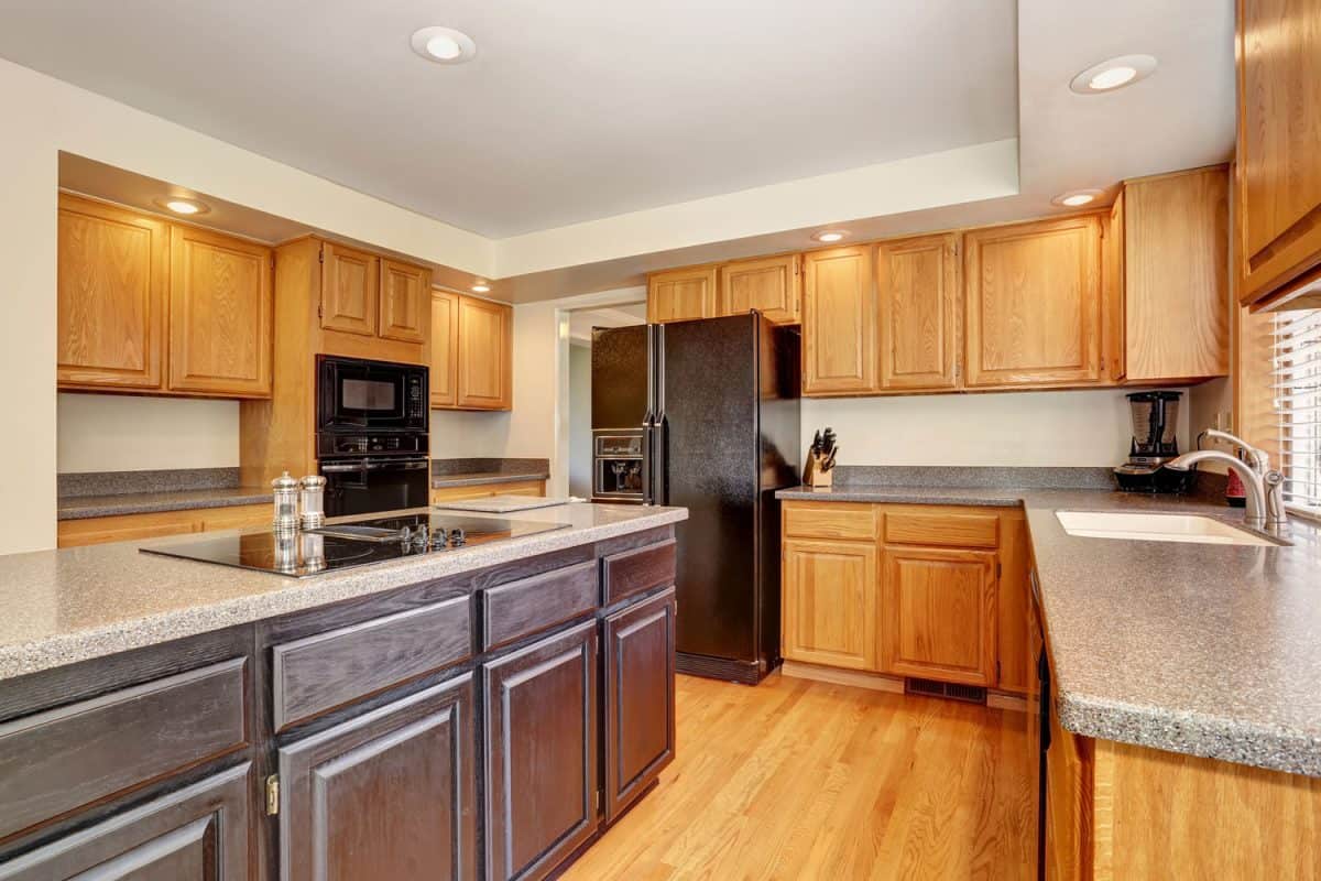 光橡树木质橱柜,橱柜与黑暗的橡树中心岛