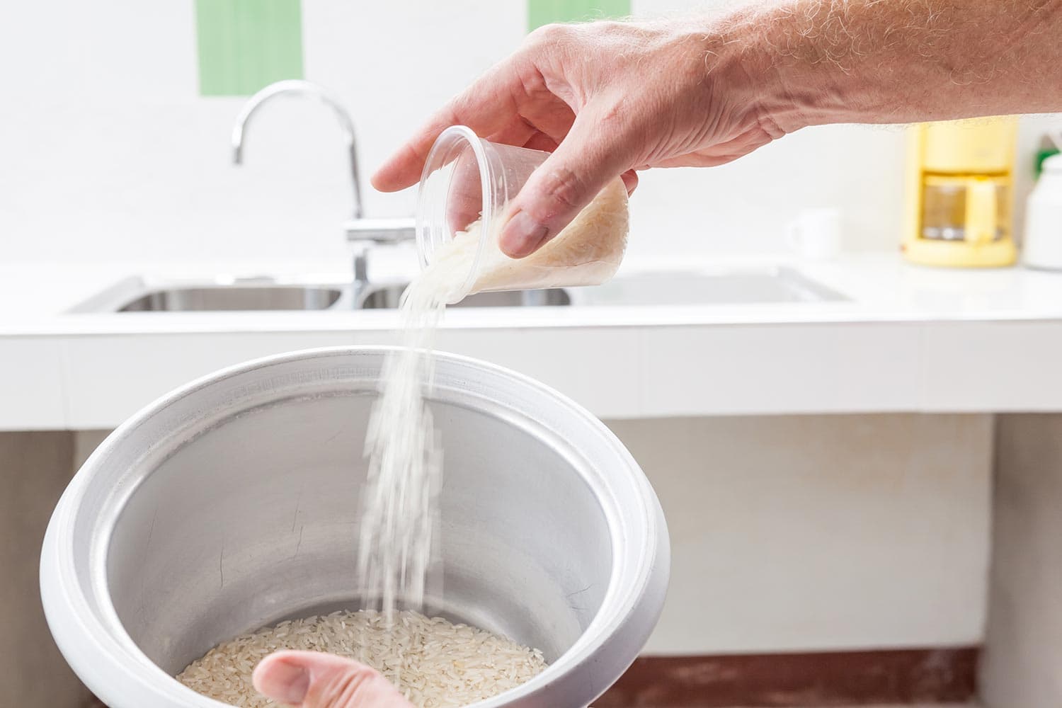 我倒在电饭煲里的量杯里的米饭